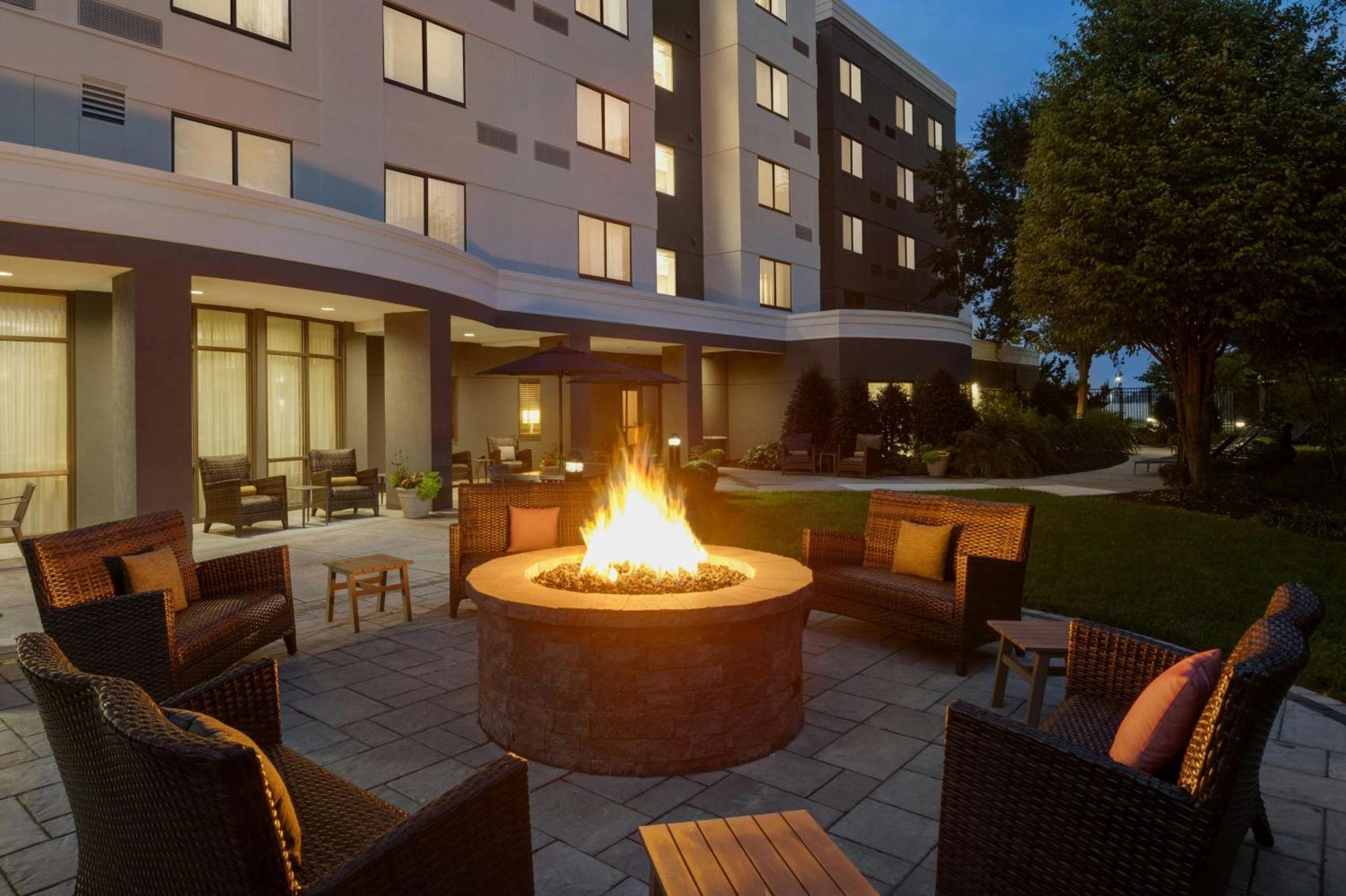 Courtyard Lancaster Hotell Fertility Exteriör bild
