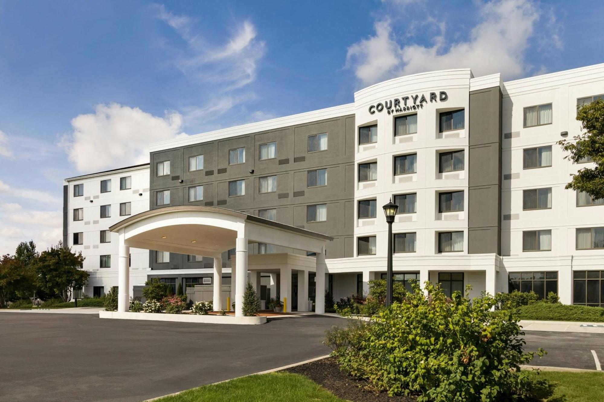 Courtyard Lancaster Hotell Fertility Exteriör bild
