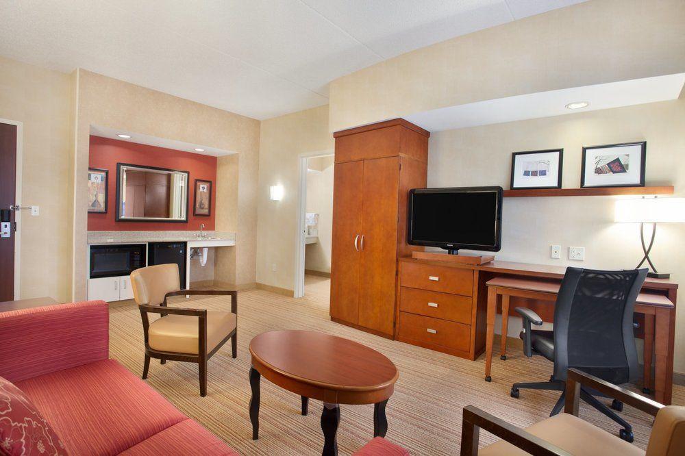 Courtyard Lancaster Hotell Fertility Exteriör bild