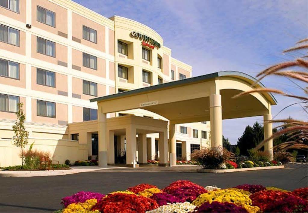 Courtyard Lancaster Hotell Fertility Exteriör bild
